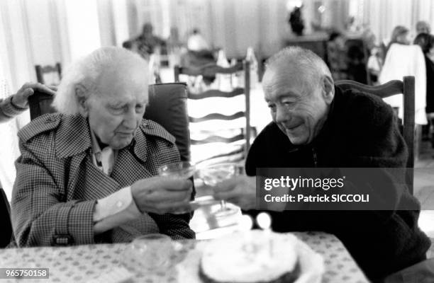 Le réalisateur français Abel Gance dans la maison de retraite de Ris-Orangis, dans l'Essonne, en France, le 25 octobre 1980.