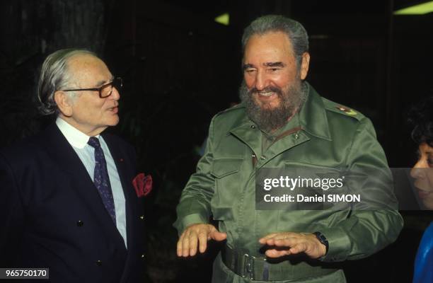 Le couturier Pierre Cardin rencontre Fidel Castro, le 29 mai 1994, La Havane, Cuba.