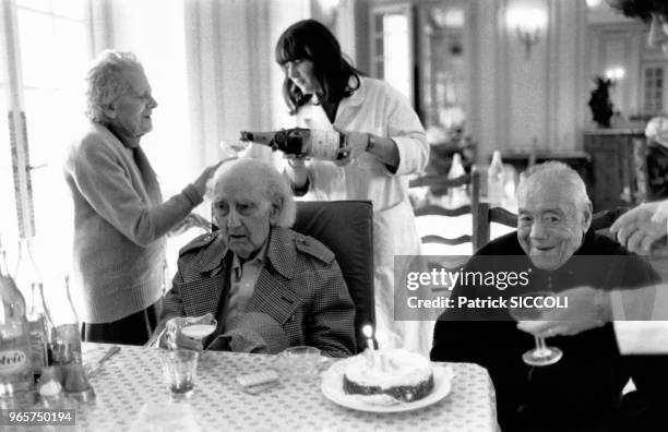 Le réalisateur français Abel Gance dans la maison de retraite de Ris-Orangis, dans l'Essonne, en France, le 25 octobre 1980.