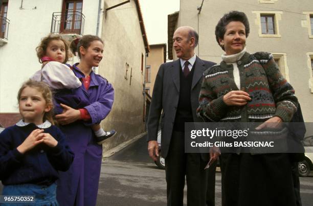 Valery Giscard d'Estaing, accompagne de sa femme Anne-Aymone, vote pour les legilatives a la mairie de Chanonat le 21 mars 1993 a Chanonat, France.
