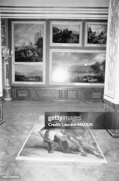 Tableau endommagé lors de l'attentat à la bombe du FLB au château de Versailles, dans les Yvelines en France, le 26 juin 1978.