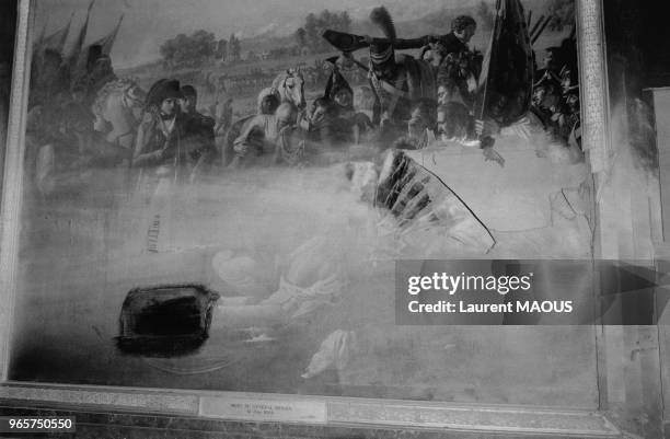 Tableau endommagé lors de l'attentat à la bombe du FLB au château de Versailles, dans les Yvelines en France, le 26 juin 1978.