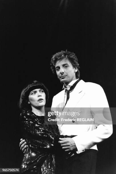 Mireille Mathieu qui se produit actuellement au Palais des Congrès, a accueilli sur scène le chanteur américain Barry Manilow, le 18 janvier 1986,...