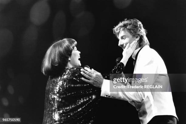 Mireille Mathieu qui se produit actuellement au Palais des Congrès, a accueilli sur scène le chanteur américain Barry Manilow, le 18 janvier 1986,...