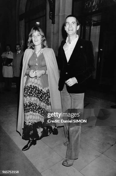 Acteur américain Anthony Perkins avec son épouse Berry Berenson à Paris, en France, le 30 mars 1974.