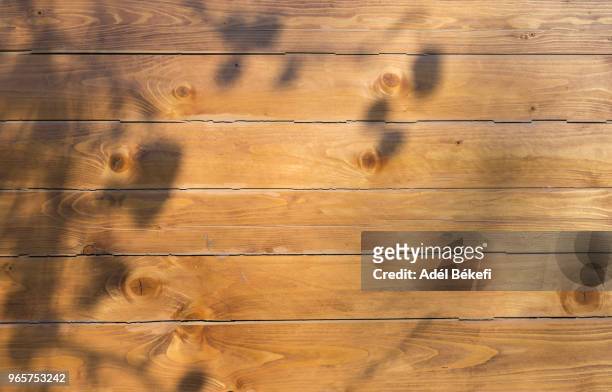 brown wood background - table stock-fotos und bilder