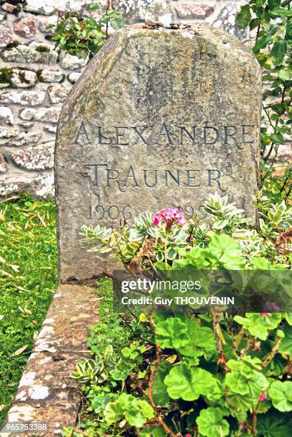 Tombe d'Alexandre Trauner , dans le cimetière de l'église d'Omonville la Petite, Manche, France.