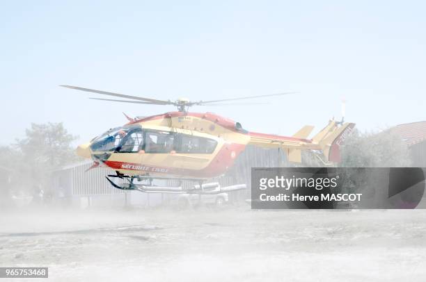 Intervention de la sécutité civile pour un sauvetage en hélicoptère sur une plage en Gironde, France.