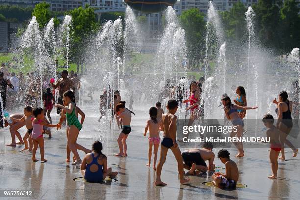 FRANCE, PARIS, PARIS 15, PARC ANDRE CITROEN EN ETE, JET D'EAU FRAICHEUR, JEU, ENFANTS.