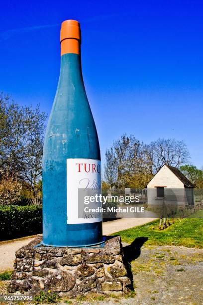 Bouteille géante informant d'un village de vignerons, Turquant, Maine et Loire France.