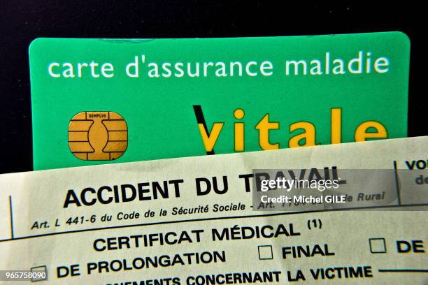 Carte vitale et feuille d'accident du travail de la sécurite sociale, 28 Janvier 2017, France.