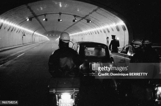 Barrage de police à la sortie du tunnel de Saint-Cloud, le 31 octobre 1969, France.