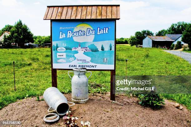 Panneau informant 'la route du lait' et bidons de lait, Sarthe, France.