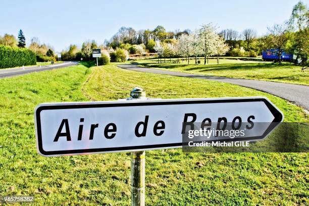 Panneau aire de repos sur une route du Maine et Loire, France.