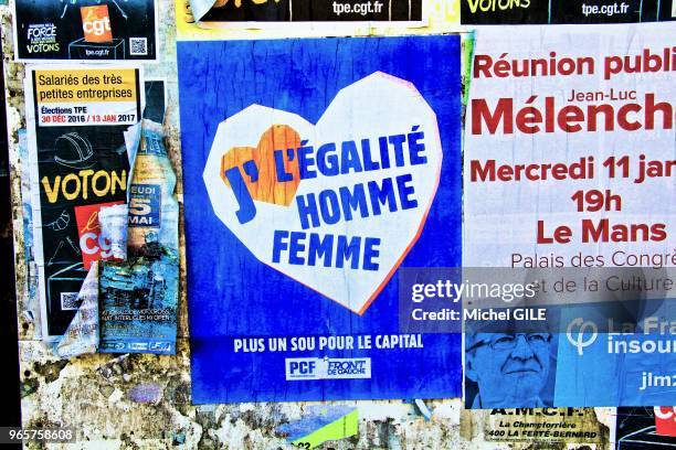 Panneau libre d'affichage, affiches électorales de Jean-Luc Mélenchon et du PCF pour l?égalité homme femme et de la CGT, 19 janvier 2017, Bonnetable,...