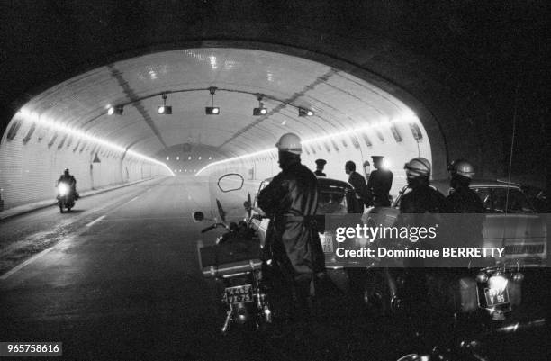 Barrage de police à la sortie du tunnel de Saint-Cloud, le 31 octobre 1969, France.