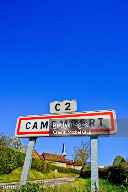 Panneau de signalisation à l'entrée du village de Camembert, Orne, Normandie, France.