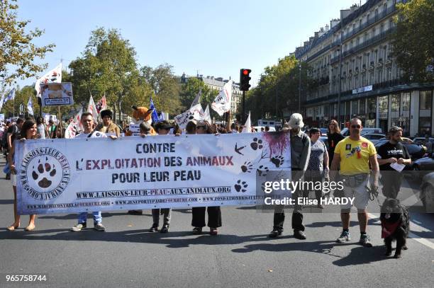 Laissons leur peau aux animaux", Manifestation anti-fourrure, Paris, France.