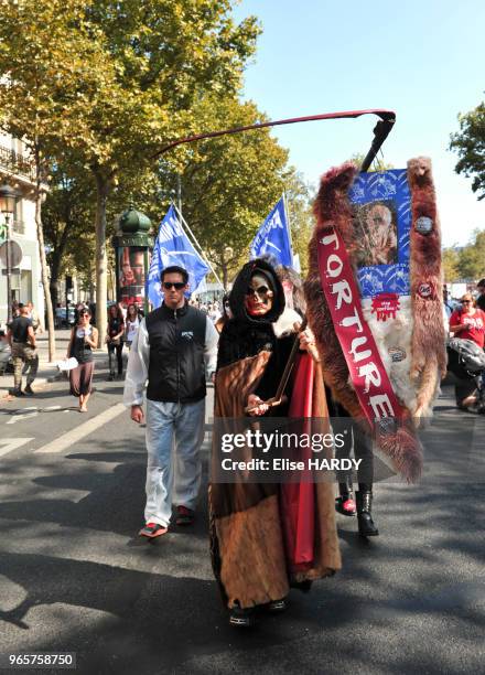 Laissons leur peau aux animaux", Manifestation anti-fourrure, Paris, France.