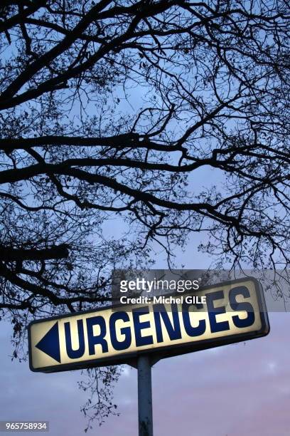 Panneau de signalisation lumineux 'Urgences', France.