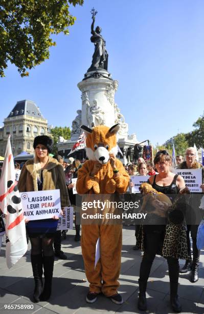 Laissons leur peau aux animaux", Manifestation anti-fourrure, Paris, France.