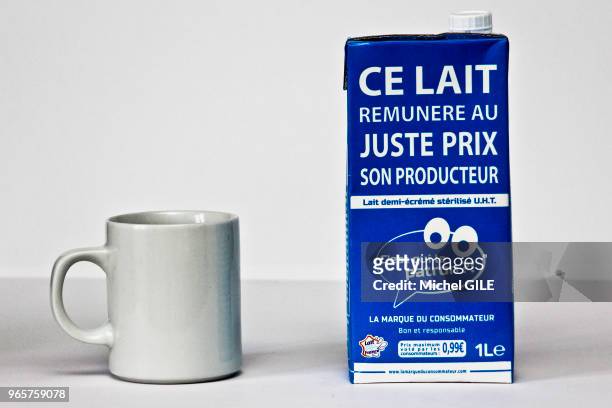 Tasse blanche et brique de lait, inscription ''Ce lait rémunère au juste prix son producteur'' de la marque du consommateur, 12 mars 2017, France.