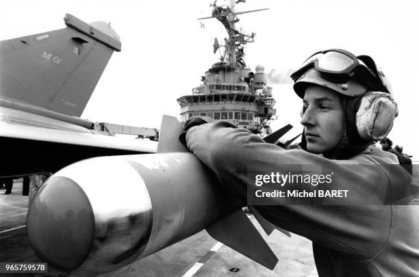 Avion de chasse ?Rafale? sur le pont du porte-avions ?Foch?, France.