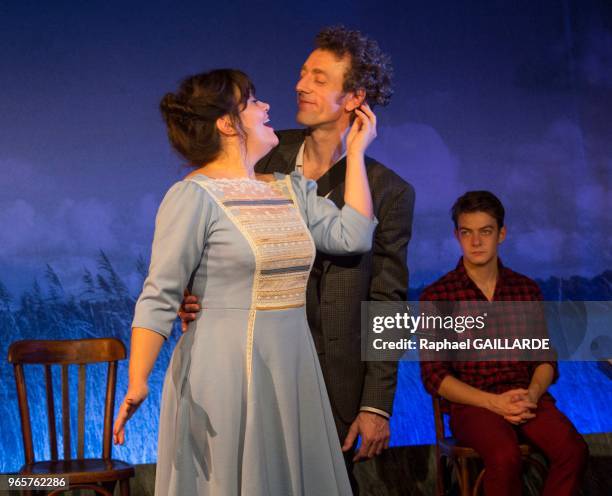 Sandrine Molar, Gilles-Vincent Kapps et Felix Kysyl lors de l'interprétation de 'Madame Bovary' de Gustave Flaubert le 13 novembre 2015 au Théâtre de...