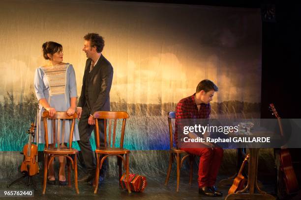 Sandrine Molar, Gilles-Vincent Kapps et Felix Kysyl lors de l'interprétation de 'Madame Bovary' de Gustave Flaubert le 13 novembre 2015 au Théâtre de...