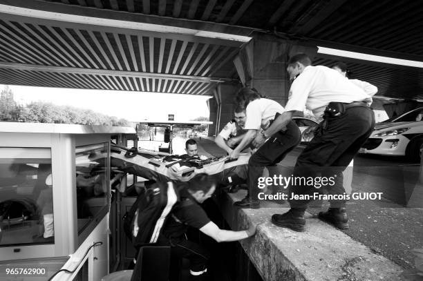 Evacuation d'une victime par les services d'urgence suite a un accident de la route, le 15 janvier 2011, France.