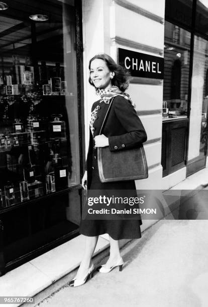 Claudine Auger, qui vient de terminer le tournage du film 'Le cas Philby' sous la direction de Calasso, nous préente la mode printemps-été de Chanel,...