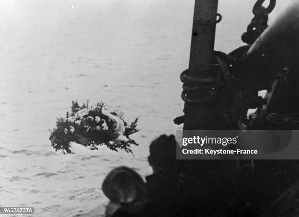 Une couronne de fleurs est jetée à la mer lors de la cérémonie en mémoire des victimes du naufrage du 'Schaffino XXIV' au large de Sète, France, le...