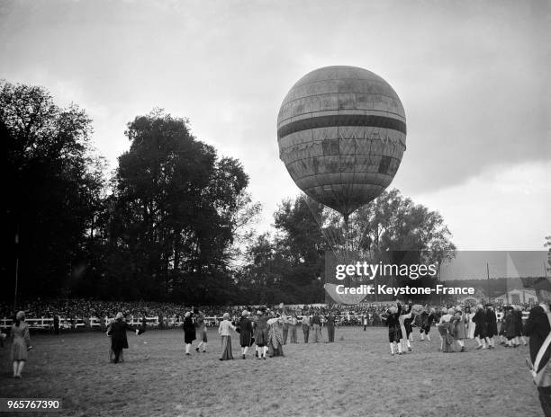 Envol d'une montgolfière sur la pelouse de l'école militaire pendant la fête du 'Triomphe de Saint-Cyr', à à Saint-Cyr-L'Ecole, en France le 18...