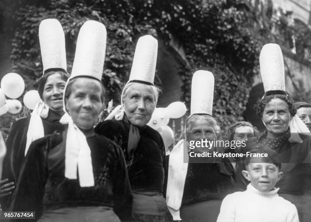 Des femmes portant la coiffe traditionnelle bretonne attendent le passage du président de la République Vincent Auriol en visite en Bretagne le 31...