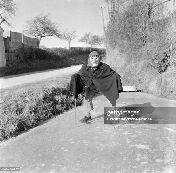 Enfant déguisé en sorcière, en France enle 13 février 1956.