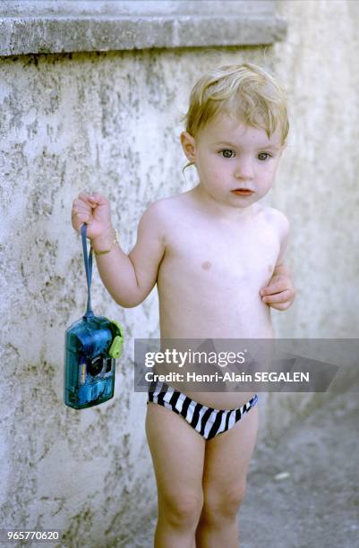 Enfant transi de froid, après exposition au soleil dans une piscine Saint Rémy de Provence Enfant transi de froid, après exposition au soleil dans...