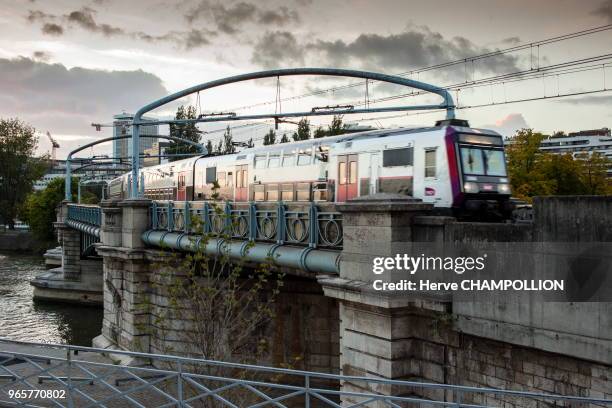 Le pont Rouelle et le RER, Paris.