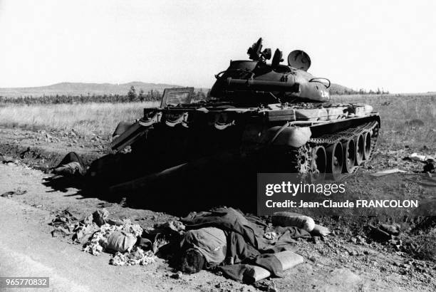 Char d'assaut et cadavre de soldat le 14 octobre 1973 pendant la guerre du Kippour sur la plateau du Golan.