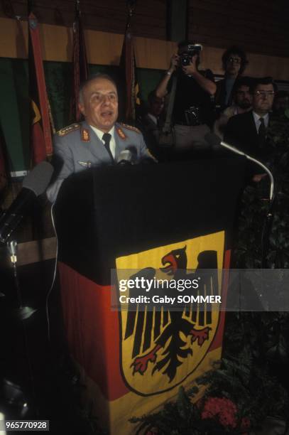 Le general allemand Gunter Kiessling, commandant en chef adjoint de l'OTAN, limogé pour homosexualite le 30 decembre 1983, ensuite rehabilite, prend...