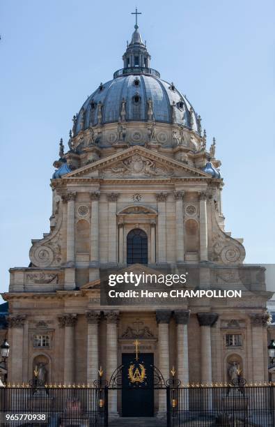 Paris , église du Val-de-Grace, la façade de François Mansart et Lemercier, milieu du 17e siècle, inspirée de Saint-Pierre et de l'église du Gesù à...