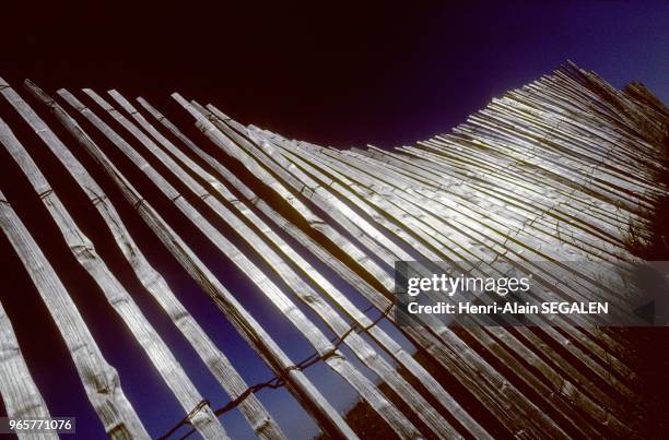 Barrière de dégel en Auvergne, sous un ciel bleu polarisé Barrière de dégel en Auvergne, sous un ciel bleu polarisé.