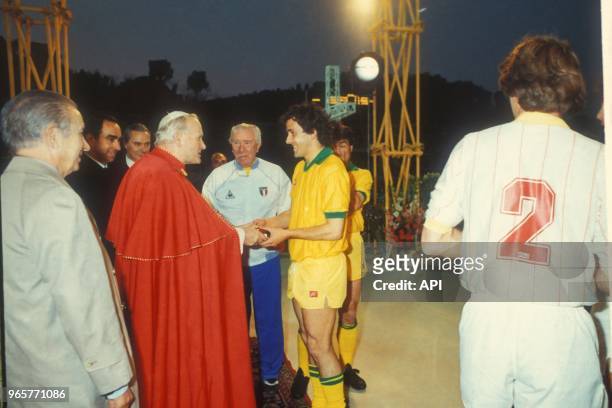 Le Pape Jean-Paul II rencontre des footballeurs lors du jubilé des jeunes le 13 avril 1984 a Rome, Italie.
