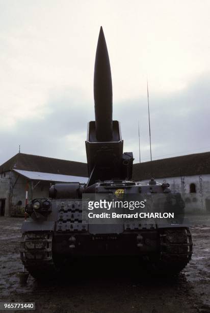 Le missile Pluton, un systeme balistique nucleaire a courte portee monte sur un chassis chenille AMX-30;cet equipement constitue la force de...