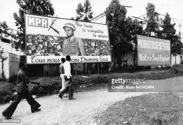 Dans la ville de Lubumbashi, capitale de la province du Katanga, des panneaux géants invitent la population à soutenir le Président Mobutu, le 23...