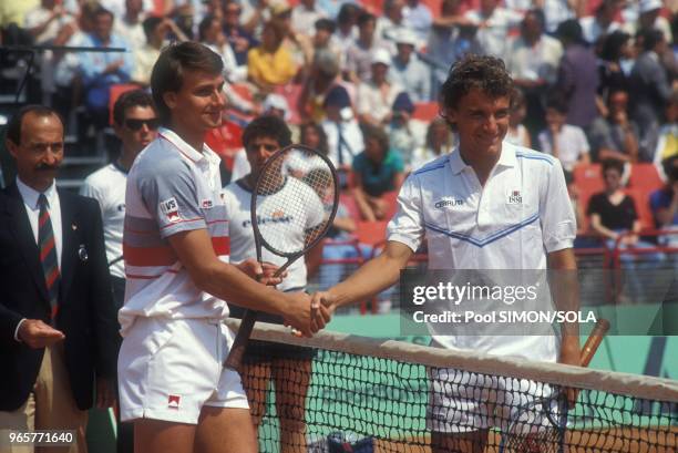 Henrik Sundstrom vainqueur du Tournoi de Tennis de Monaco serre la main de son adversaire Mats Wilander le 21 avril 1984 a Monaco.