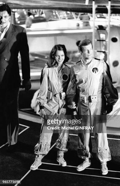 Les acteurs Richard Kiel, Lois Chiles et Roger Moore sur le tournage du dernier James Bond 'Moonraker', le 21 novembre 1984.
