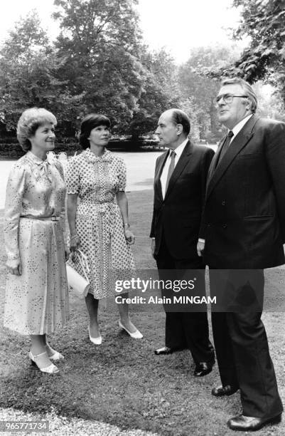 Le Président François Mitterrand et son épouse Danielle Mitterrand sont reçus à l'Hôtel de Matignon par le Premier Ministre Pierre Mauroy et son...