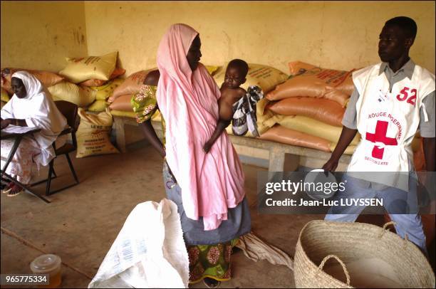 In a Red Cross CRENA center in Zinder city. Distribution of food rations.