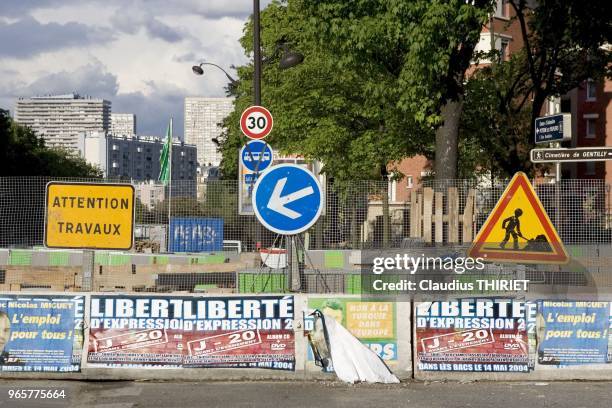 Zone de chantier en ville indiquee par des paneaux de signalisation.