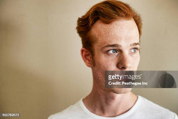 studio portrait of red head - neue männlichkeit stock-fotos und bilder